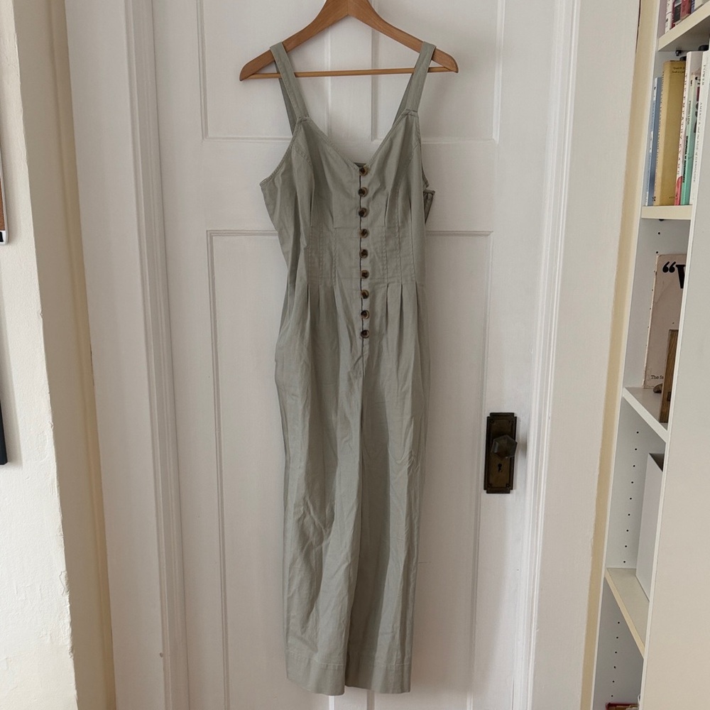 Elegant light green sleeveless jumpsuit